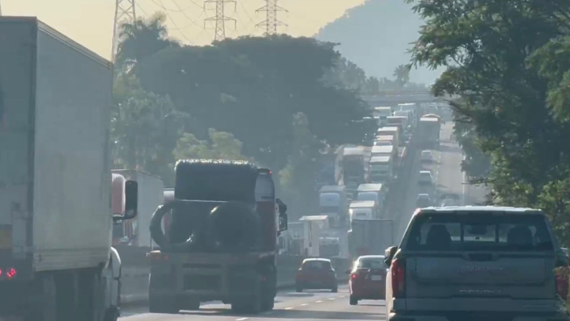 Tráiler se Estrella por Alcance Contra Otro en la Autopista Veracruz-México; Hay Afectación Vial