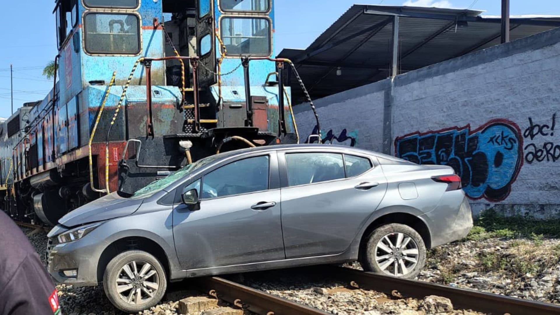 Tren Embiste Auto que Intentaba Ganarle el Paso en San Nicolás, Nuevo León