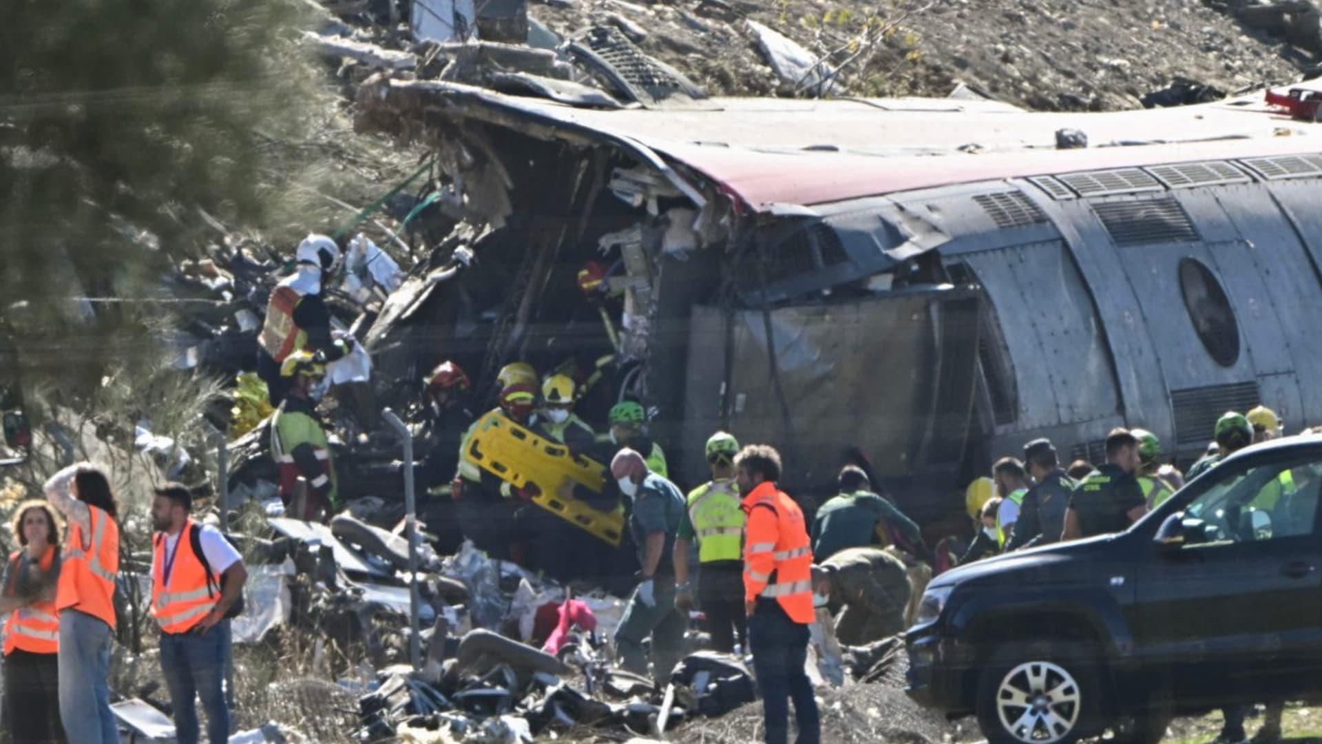 Servicios de emergencia laborando en la zona del accidente ferroviario