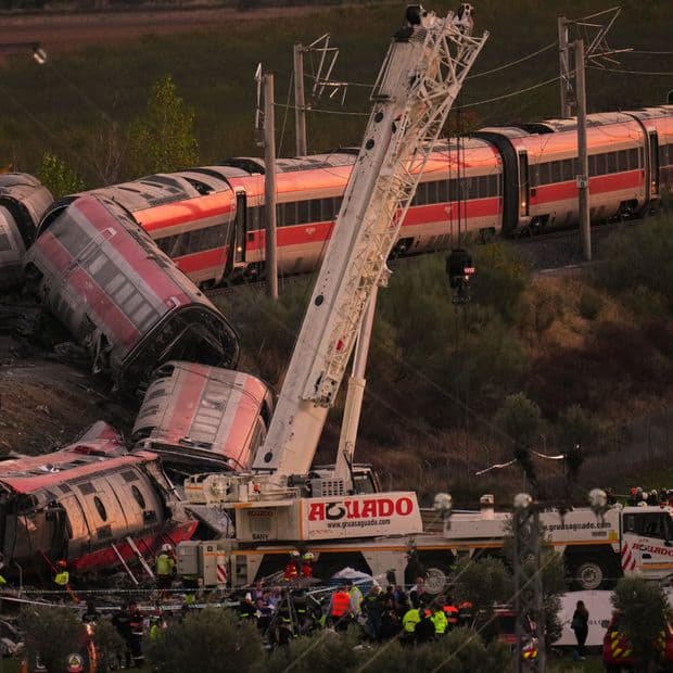 Con ayuda de grúas, rescatistas buscan a víctimas entre los fierros retorcidos de los trenes siniestrados