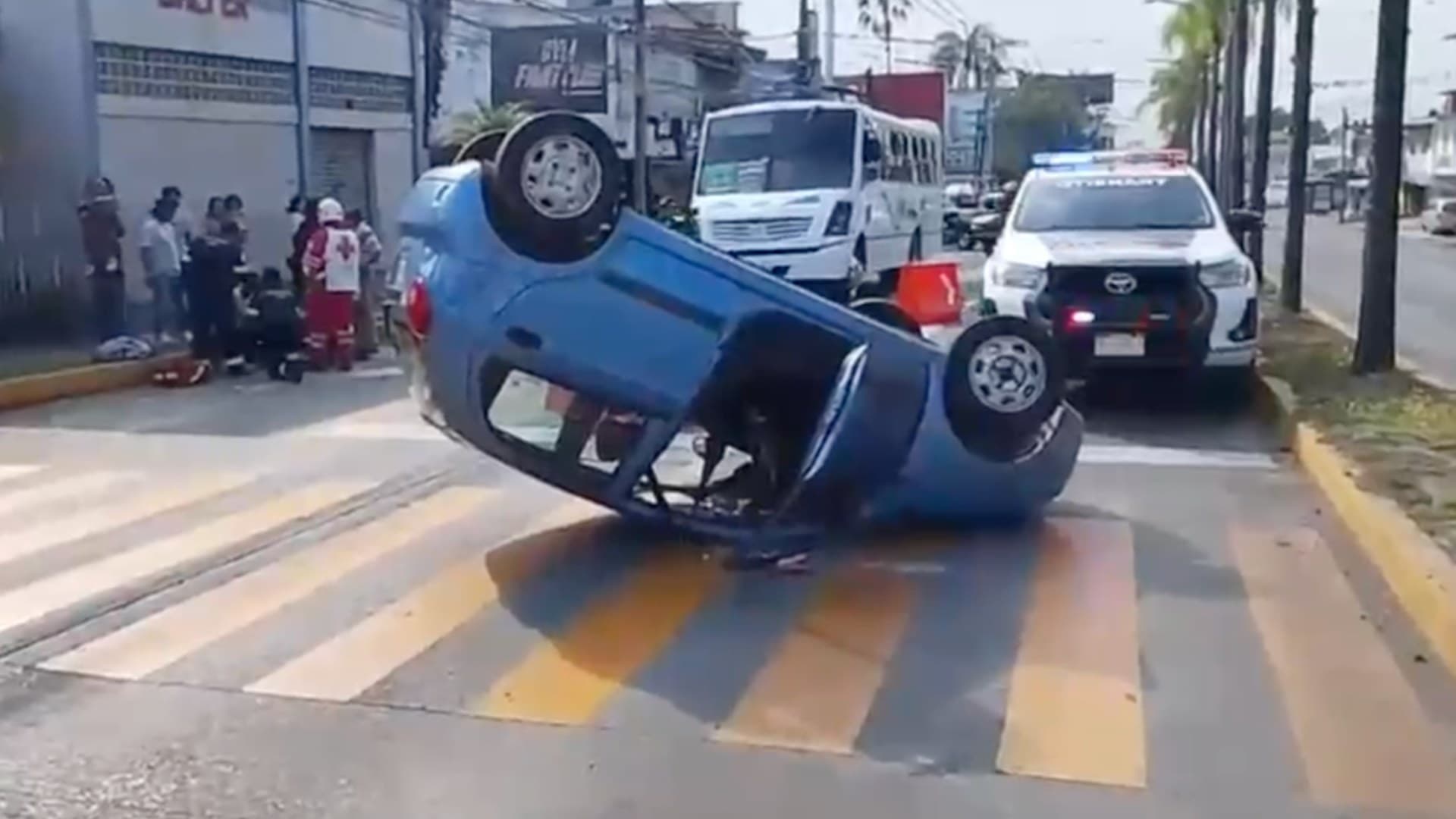 Camioneta Provoca Volcadura de Auto Compacto en Veracruz; Hay 2 Menores y una Mujer Lesionadas