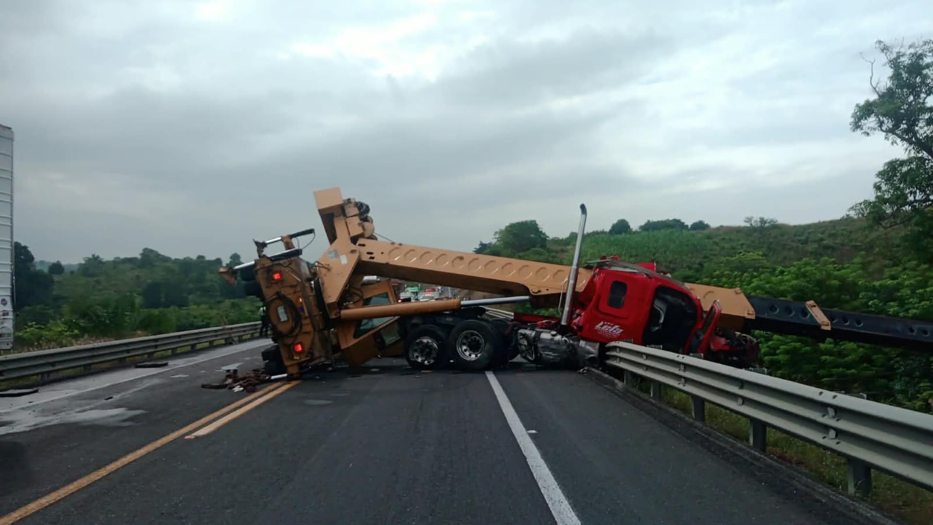 Cierran Carretera de Veracruz por Volcadura de Grúa que Intentó Mover un Tráiler