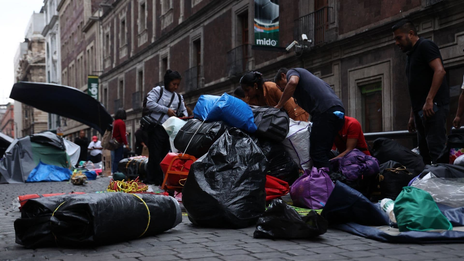 Integrantes de la Sección 22 de la CNTE levantan campamento en la CDMX