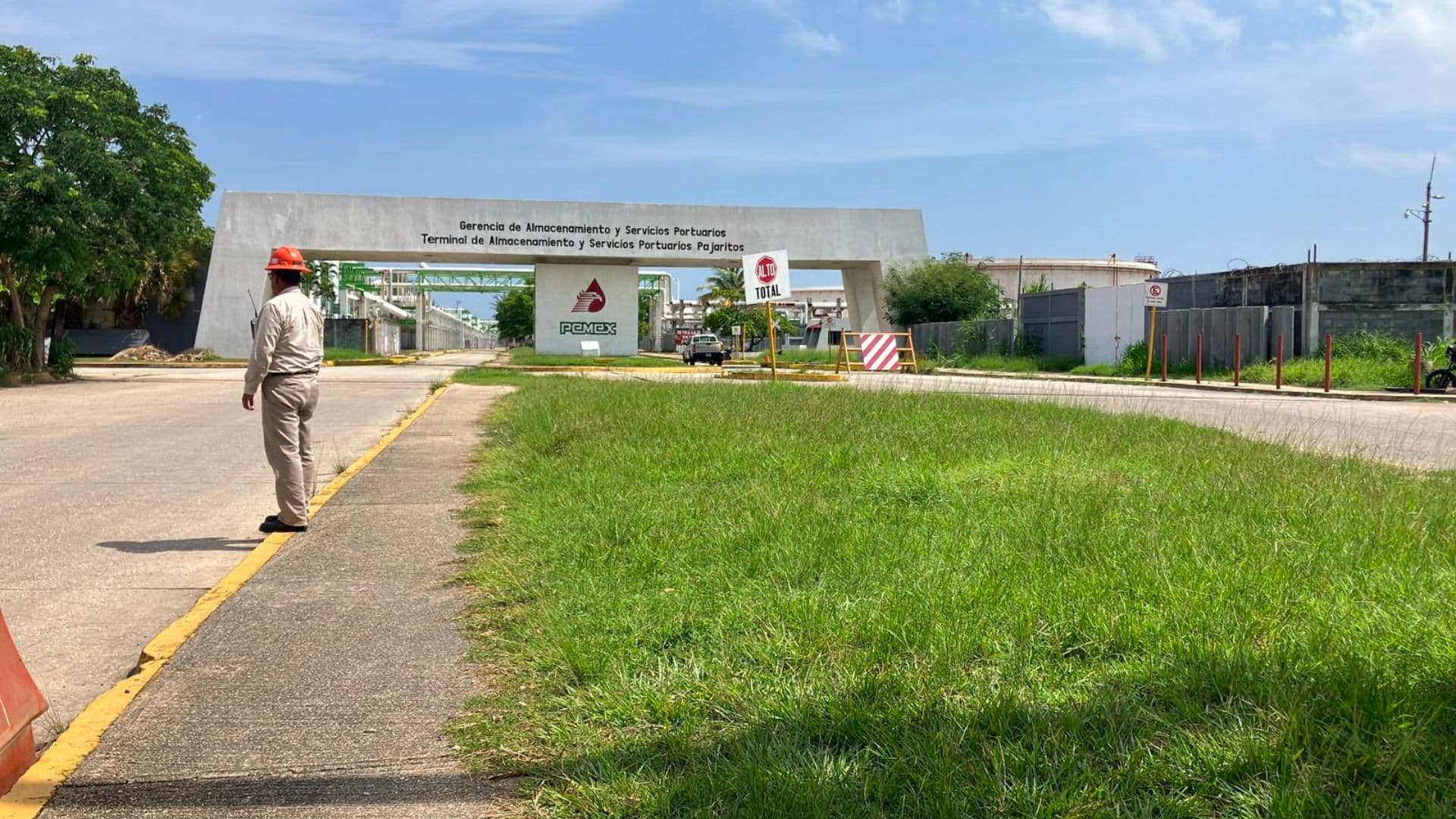 Pemex Informa que Siguen Trabajos de Enfriamiento en Terminal de Pajaritos, Veracruz