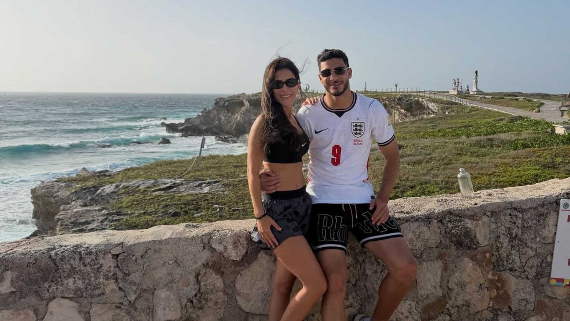 Esposa de Raúl Jiménez lo Defiende de Críticas por Vestir Jersey de Inglaterra: ¿Qué dijo?