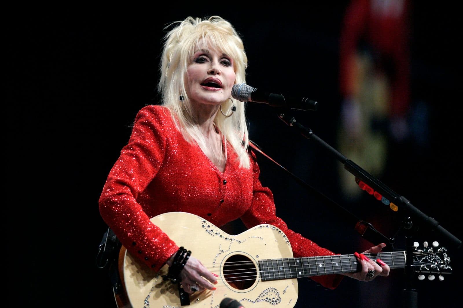 Dolly Parton Murió Tras Enfrentar una Batalla contra el Cáncer, Confirmó su Equipo