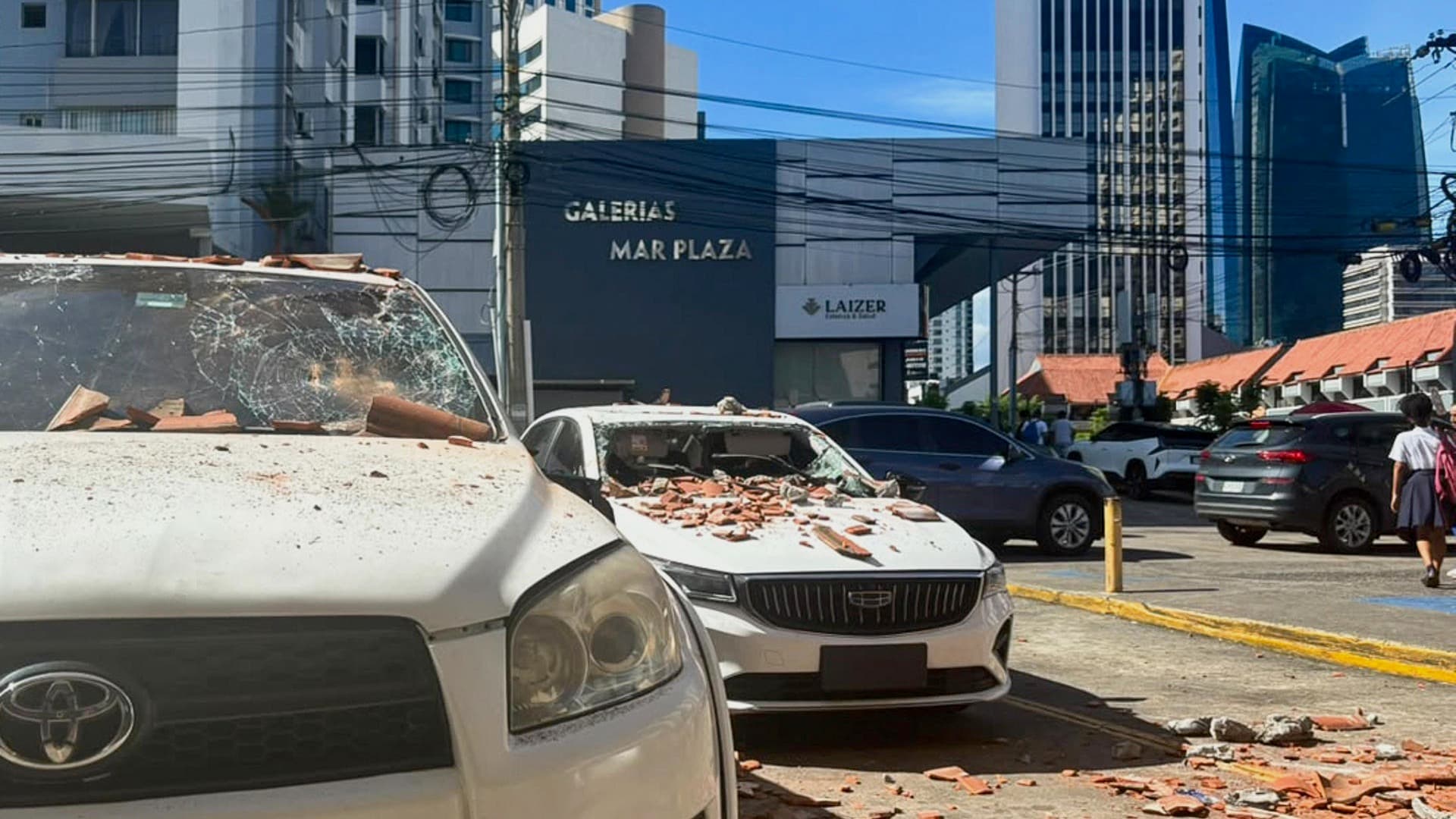 Coches dañados por sismo en Panamá