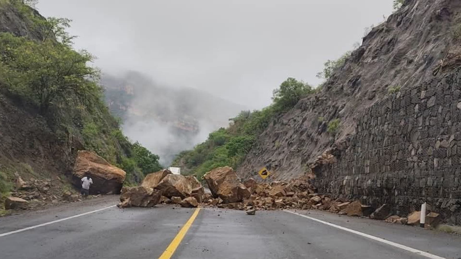 Cierre Total por Derrumbe en la Autopista Cuacnopalan-Oaxaca Deja Tráfico Paralizado