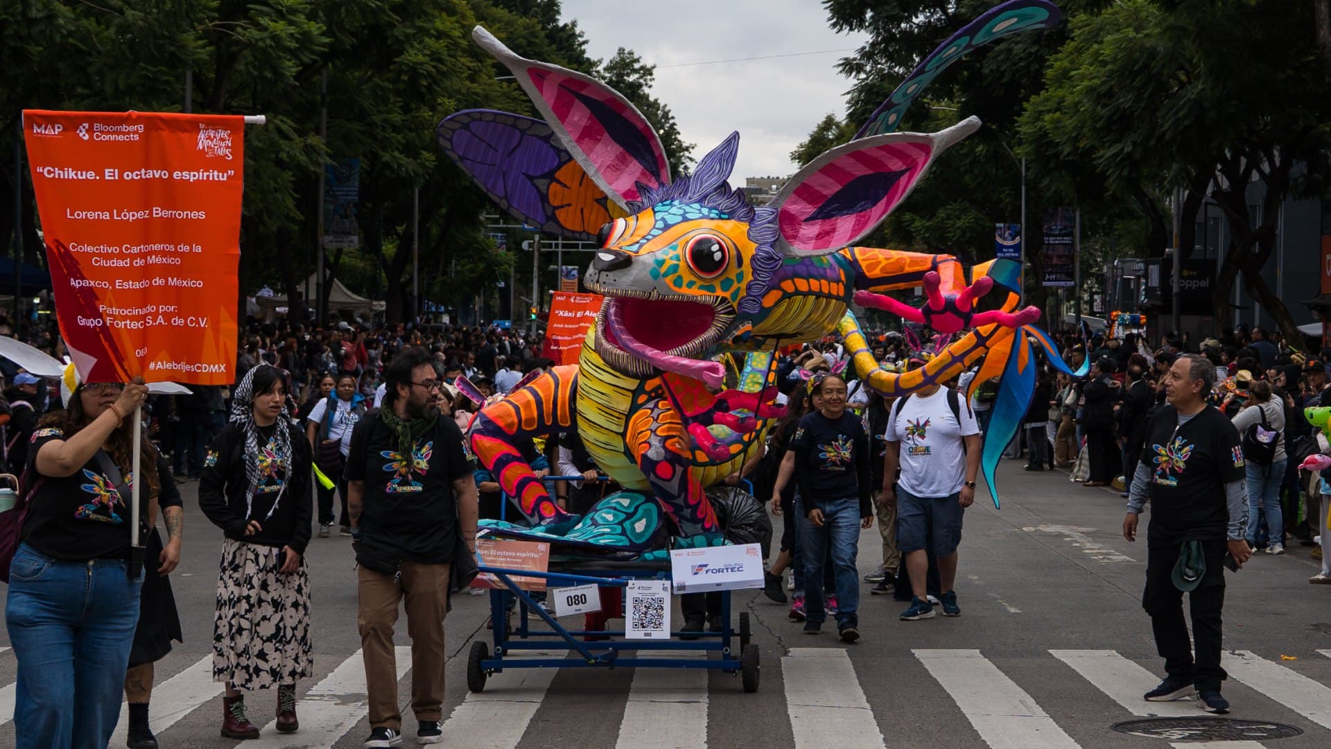 "Chikue. El octavo espíritu", alebrije de Lorena López Berrones, del Colectivo Cartoneros de la Ciudad de México, recorre la avenida. Foto: N+