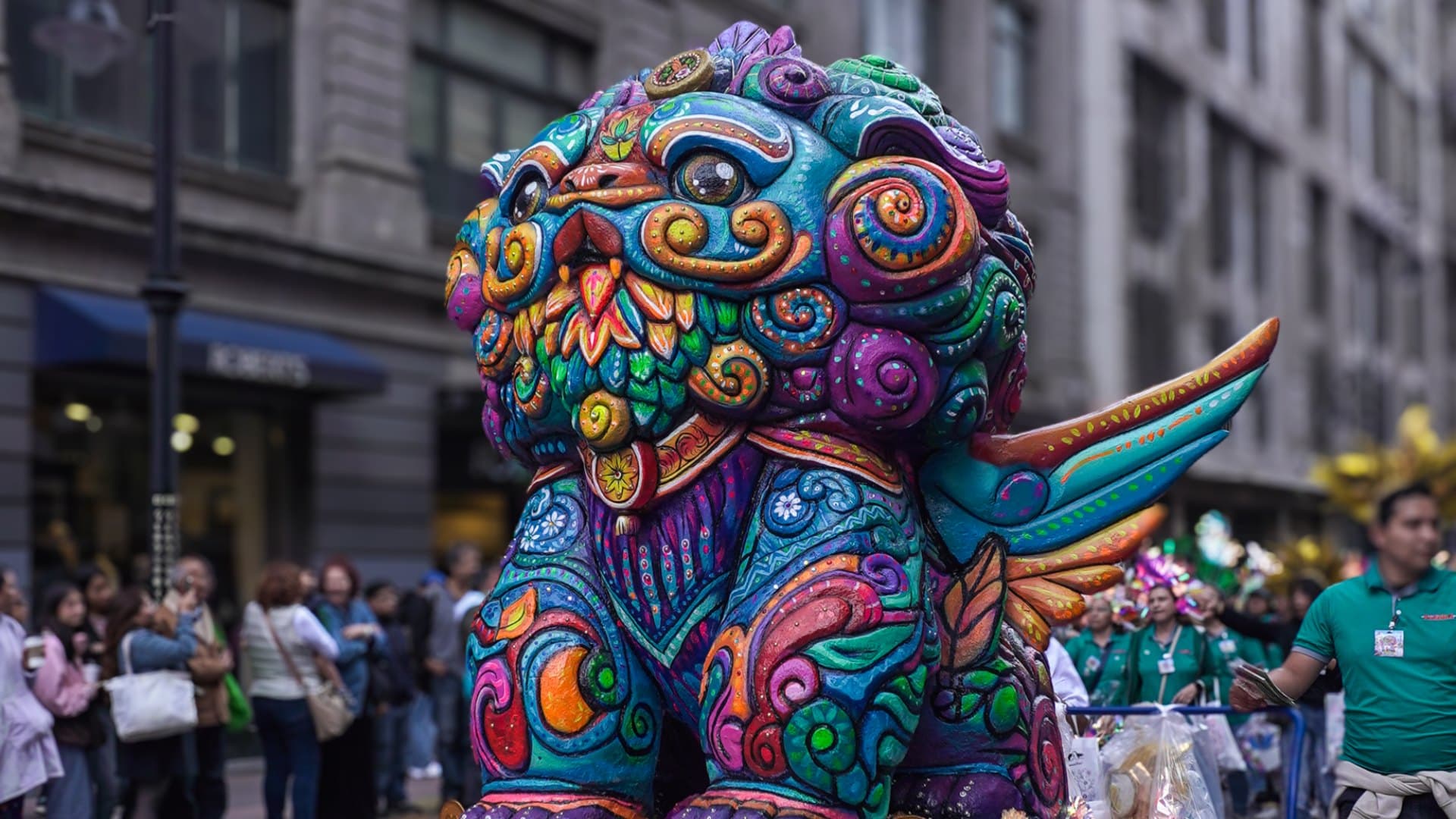 "Fortunio", de Michael Iván Pinedo Santana, de Creaciones Pascua, avanza sobre una plataforma decorada con flores. Foto: N+