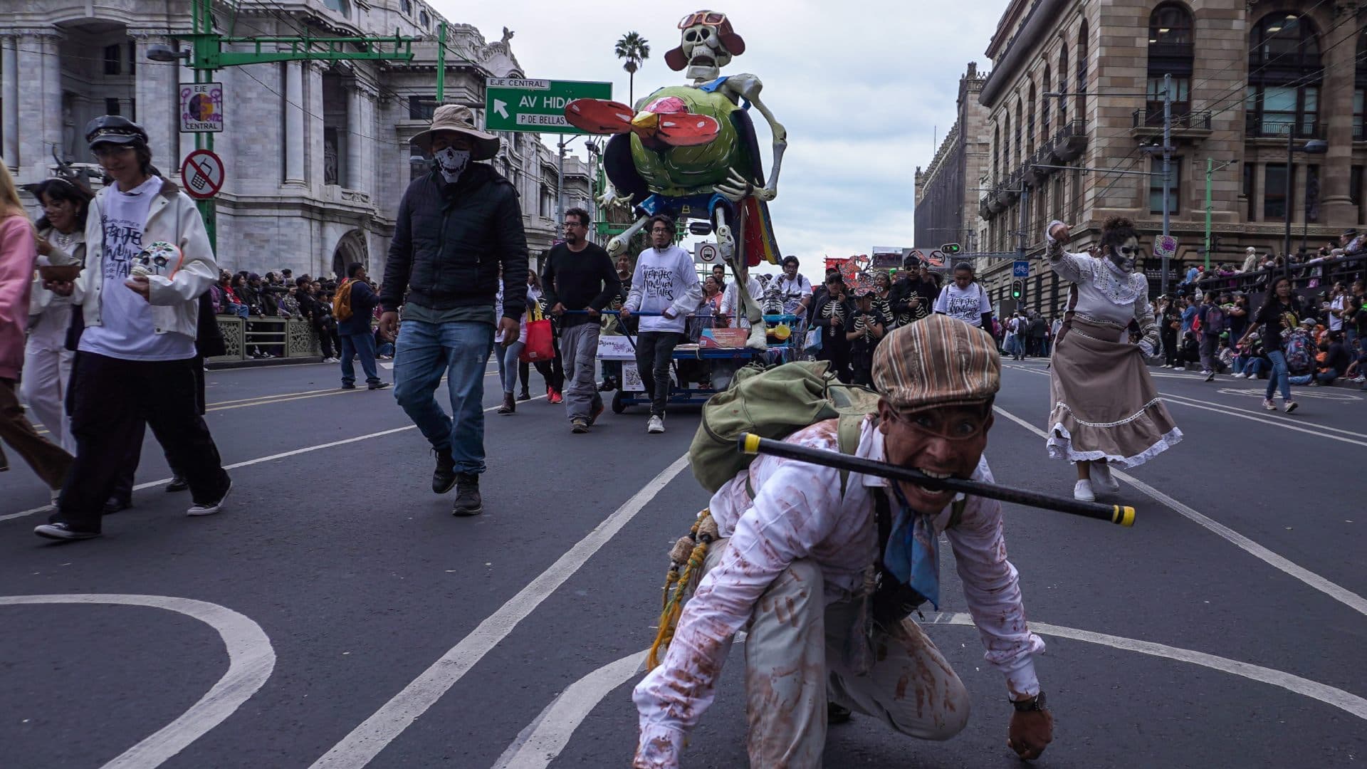 Un participante caracterizado gatea frente a la figura de la calavera, en Eje Central y avenida Hidalgo. Foto: N+
