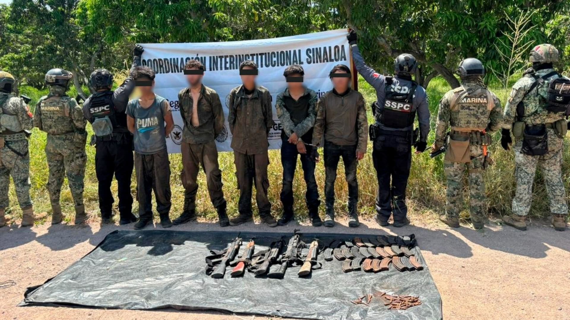 Fuerzas de seguridad resguardan a sujetos detenidos durante operativos en territorio sinaloense. Foto: Gabinete de Seguridad