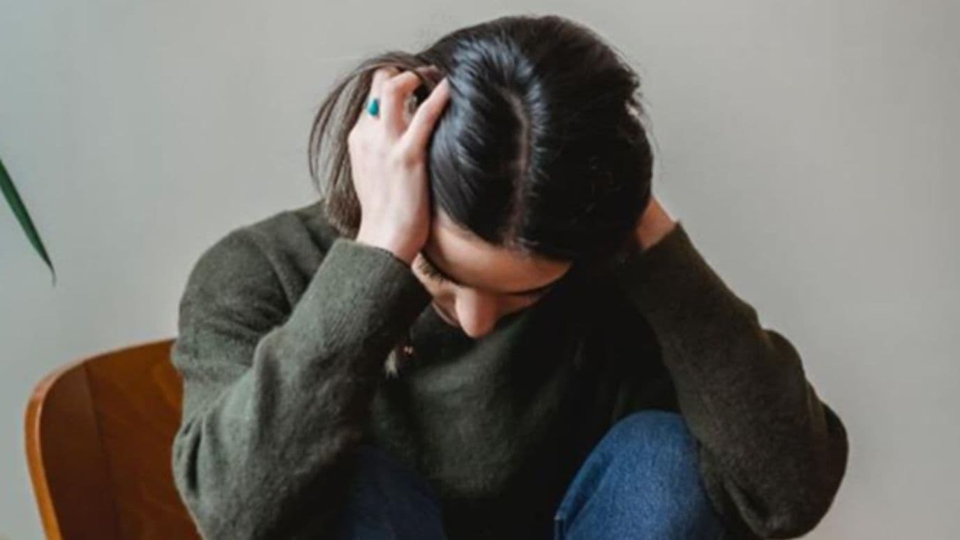 Una mujer con dolor de cabeza