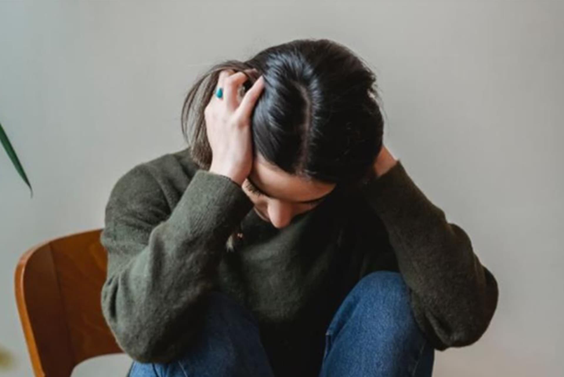 ¿Dolor de Cabeza u Oídos? Así Puedes Usar Ruda para Curar Mal de Aire