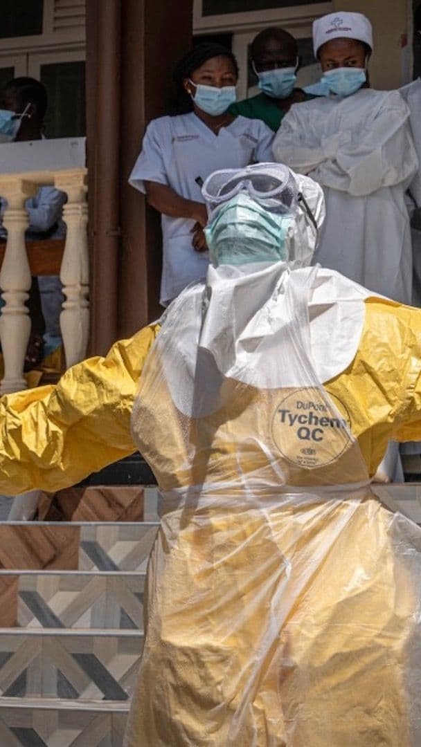 Trabajador sanitario en epidemia de ébola en RDC