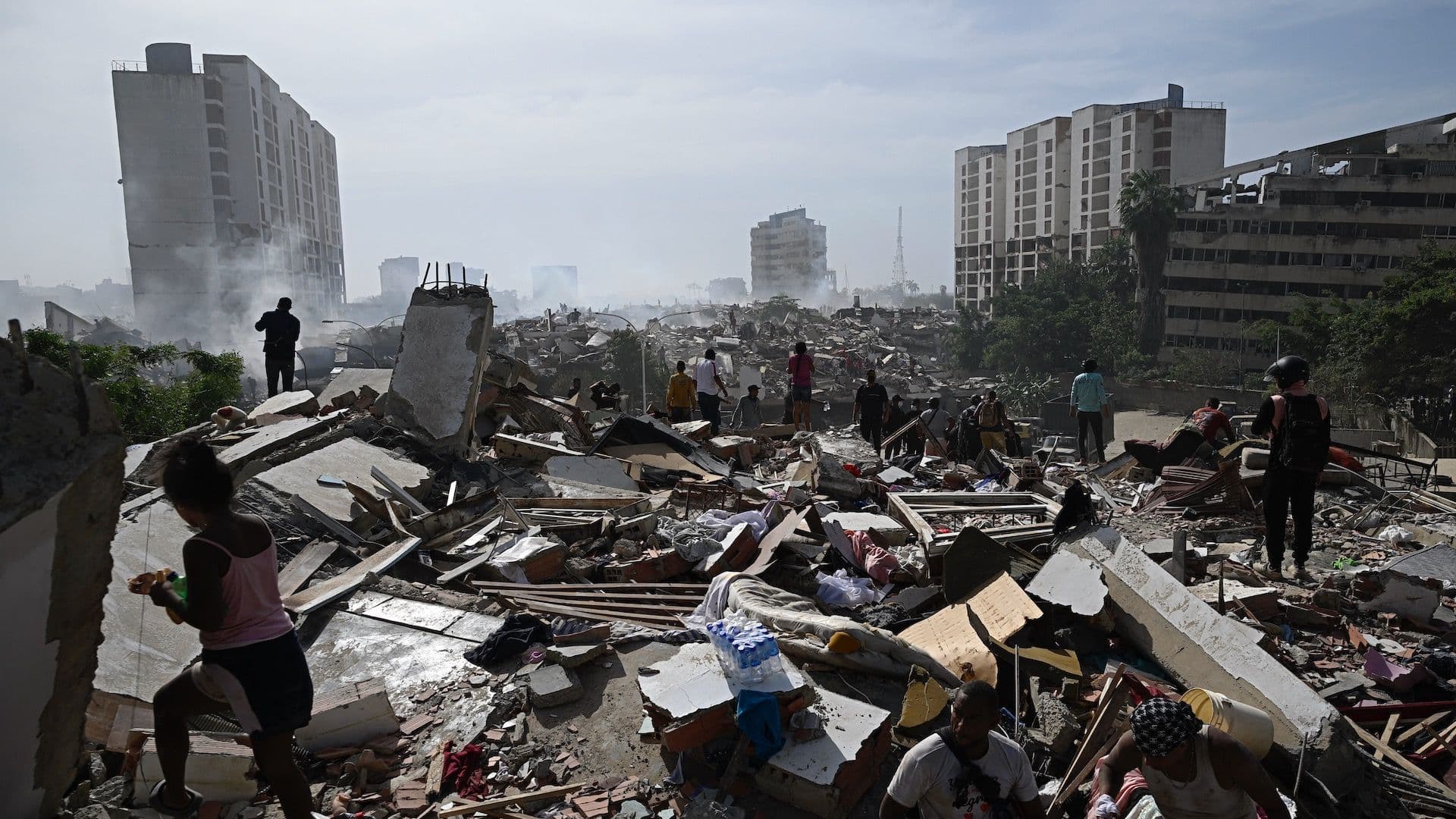 Edificios colapsados en La Guaira, Venezuela, tras sismo doble