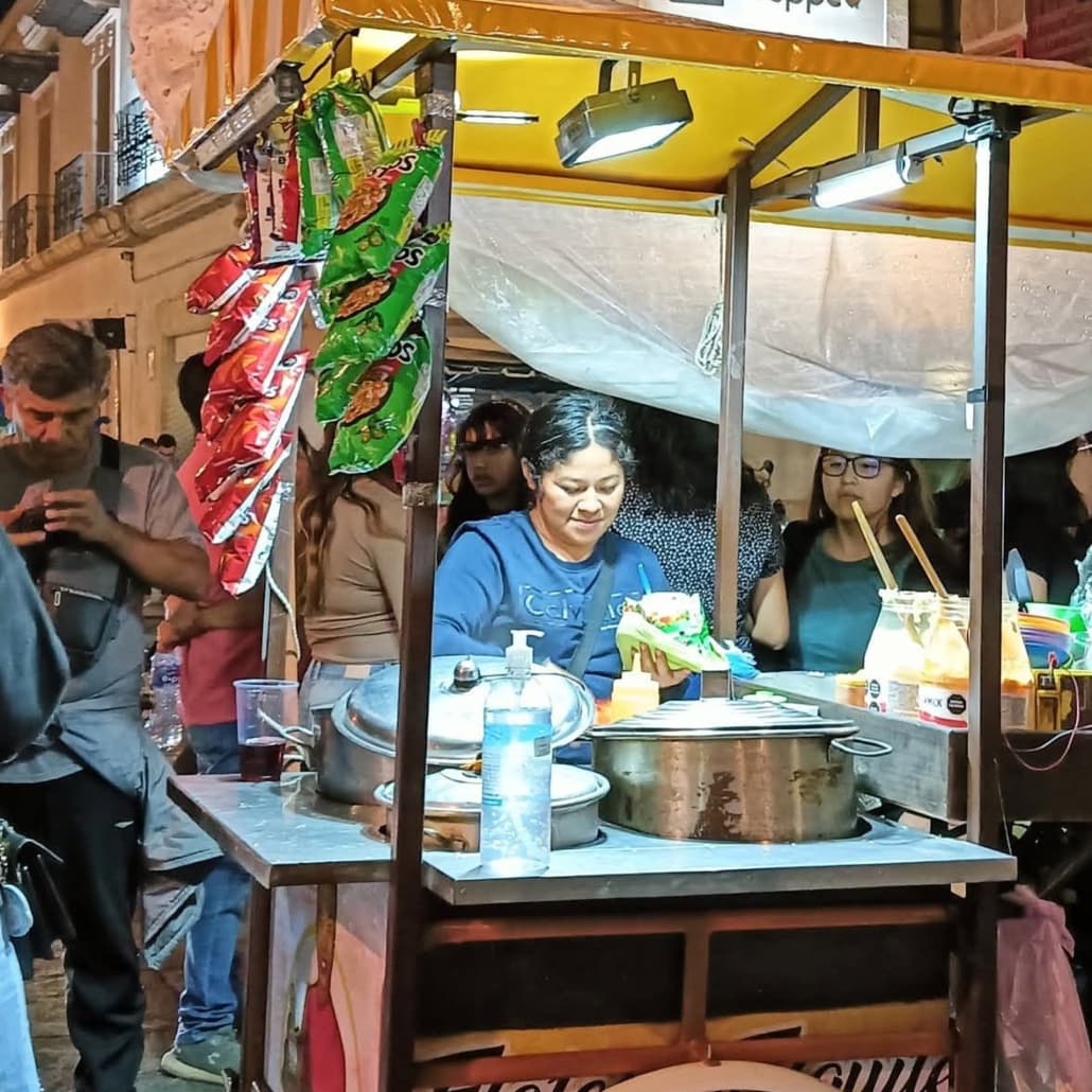 Rosalba atendiendo el puesto de "Elotes Chuy" en Oaxaca