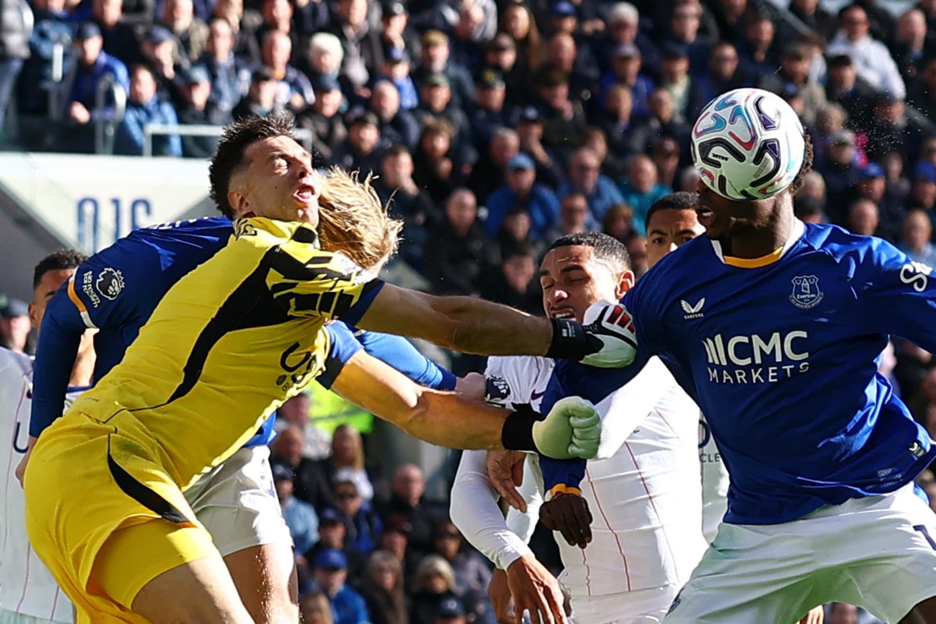 Momento en el que Emiliano Martínez y Jarrad Branthwaite chocan durante un partido de la Premier League
