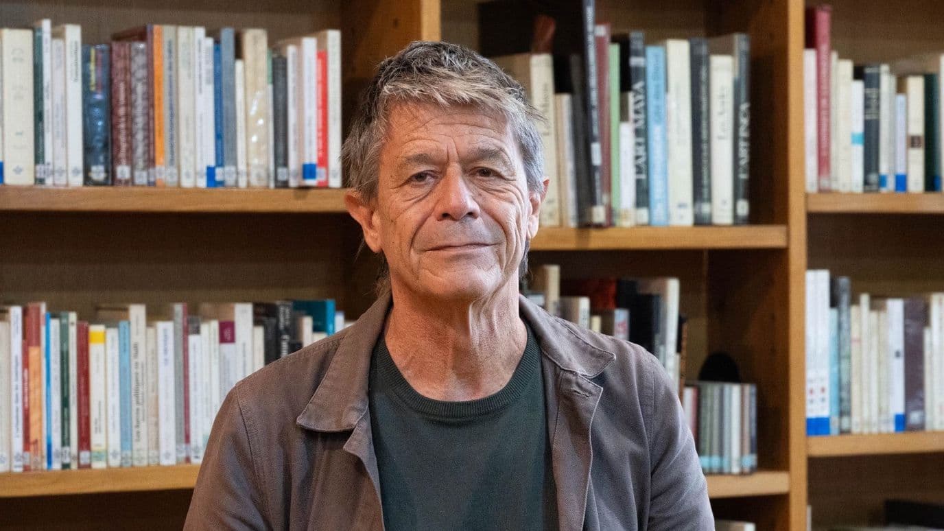 Emmanuel Carrère Visita México: ‘El Mero Hecho de Elegir lo que Se Cuenta Implica una Ficción’