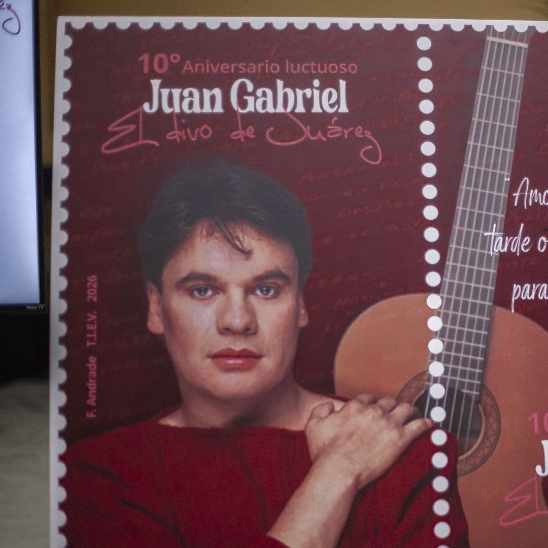 Correos de México Rinde Homenaje a Juan Gabriel con Estampilla: Cuánto Cuesta y Cómo Conseguirla