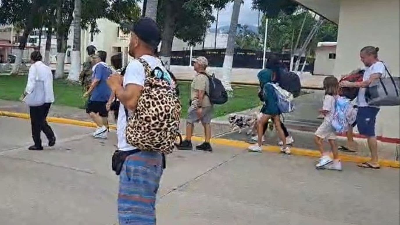 personas caminando