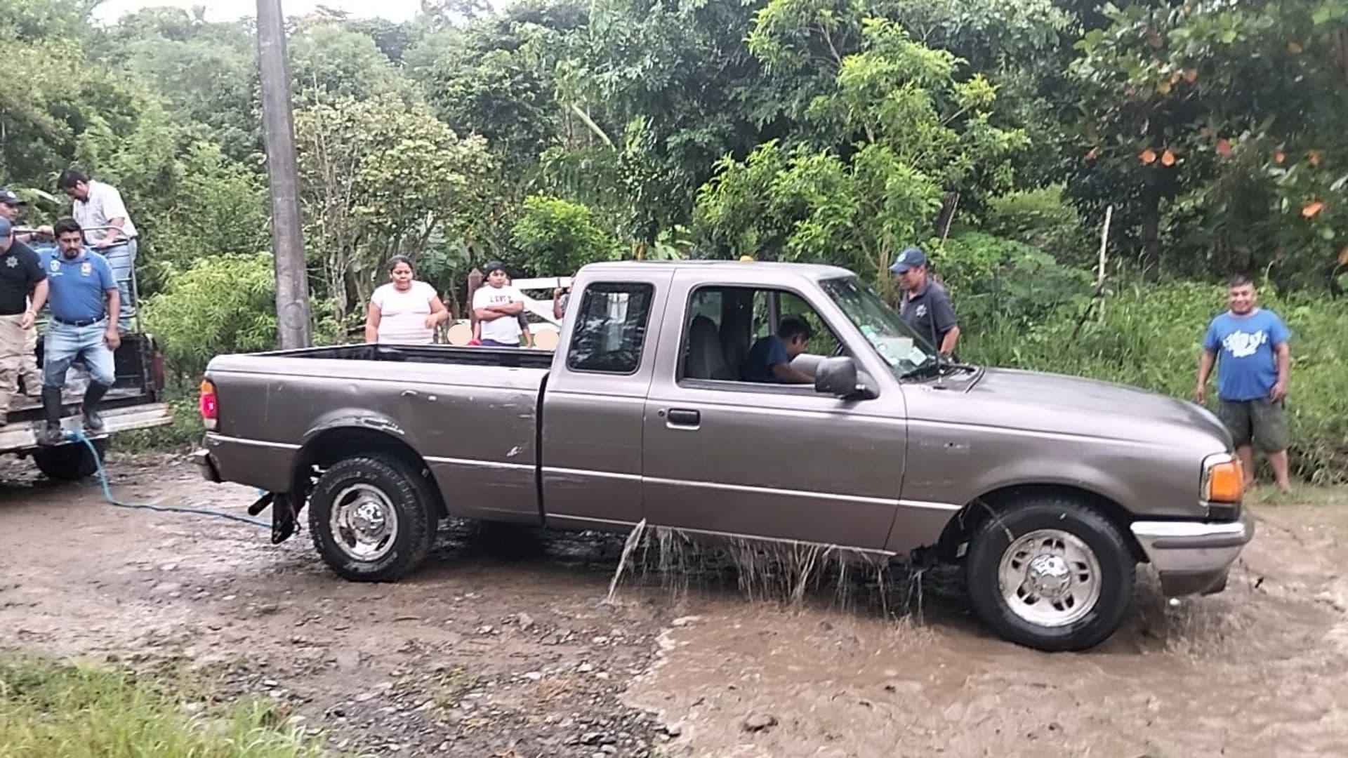 Familia de Comerciantes es Rescatada del Cauce de un Río al Norte de Veracruz