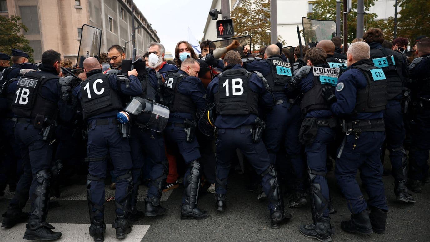 Policías antidisturbios franceses confrontan a estudiantes en París
