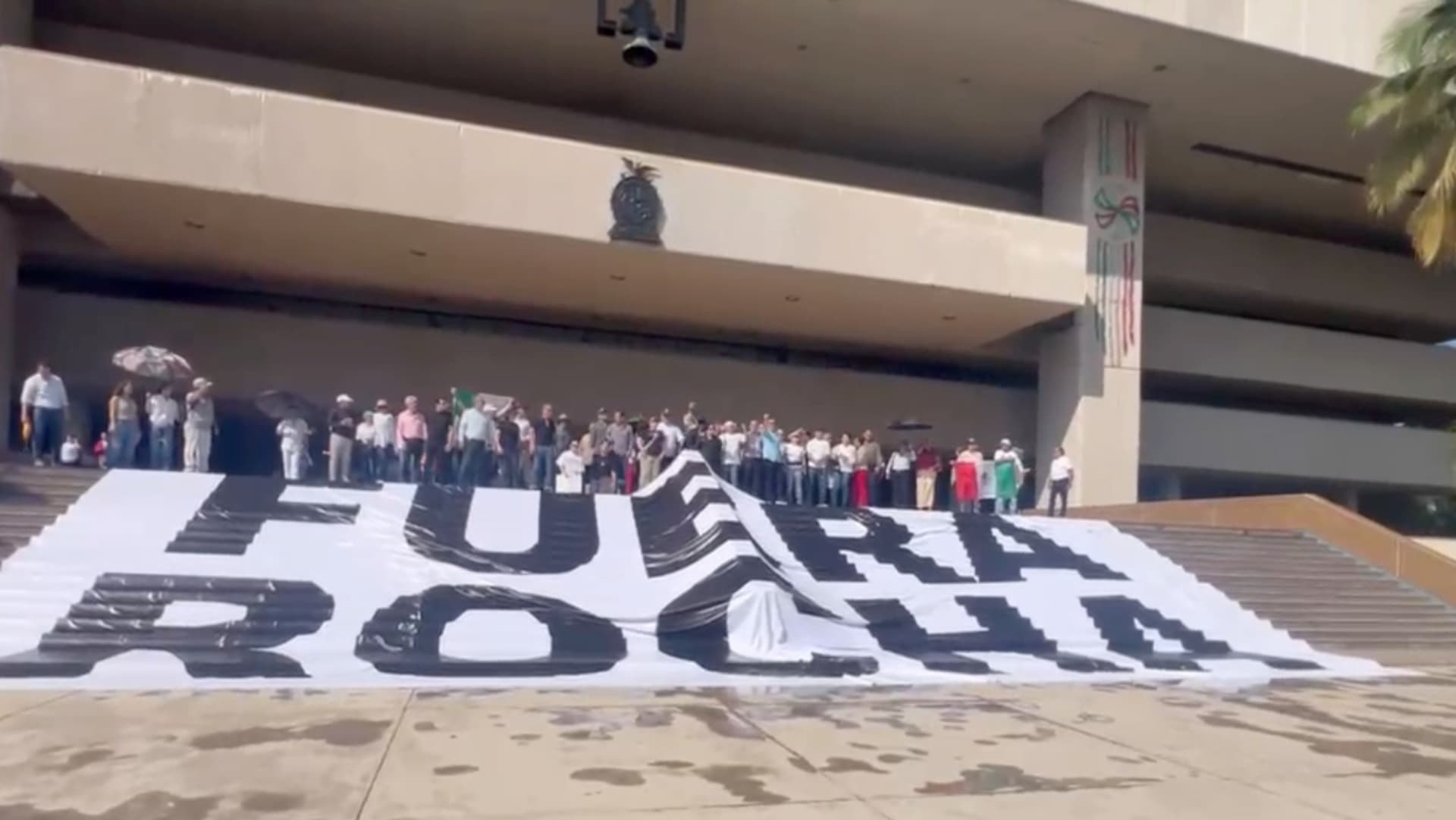 Manifestantes Piden Destitución Definitiva de Rubén Rocha Moya como Gobernador de Sinaloa