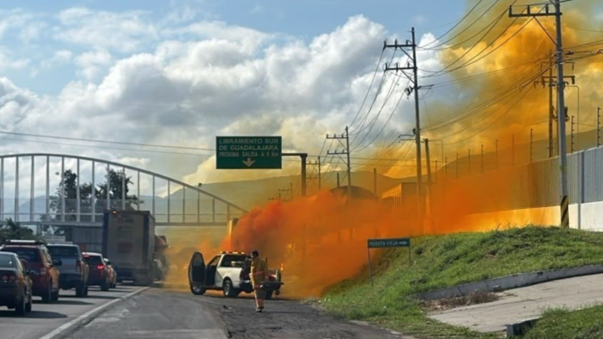 Fuga de Ácido Nítrico Sobre la Carretera Guadalajara a Chapala
