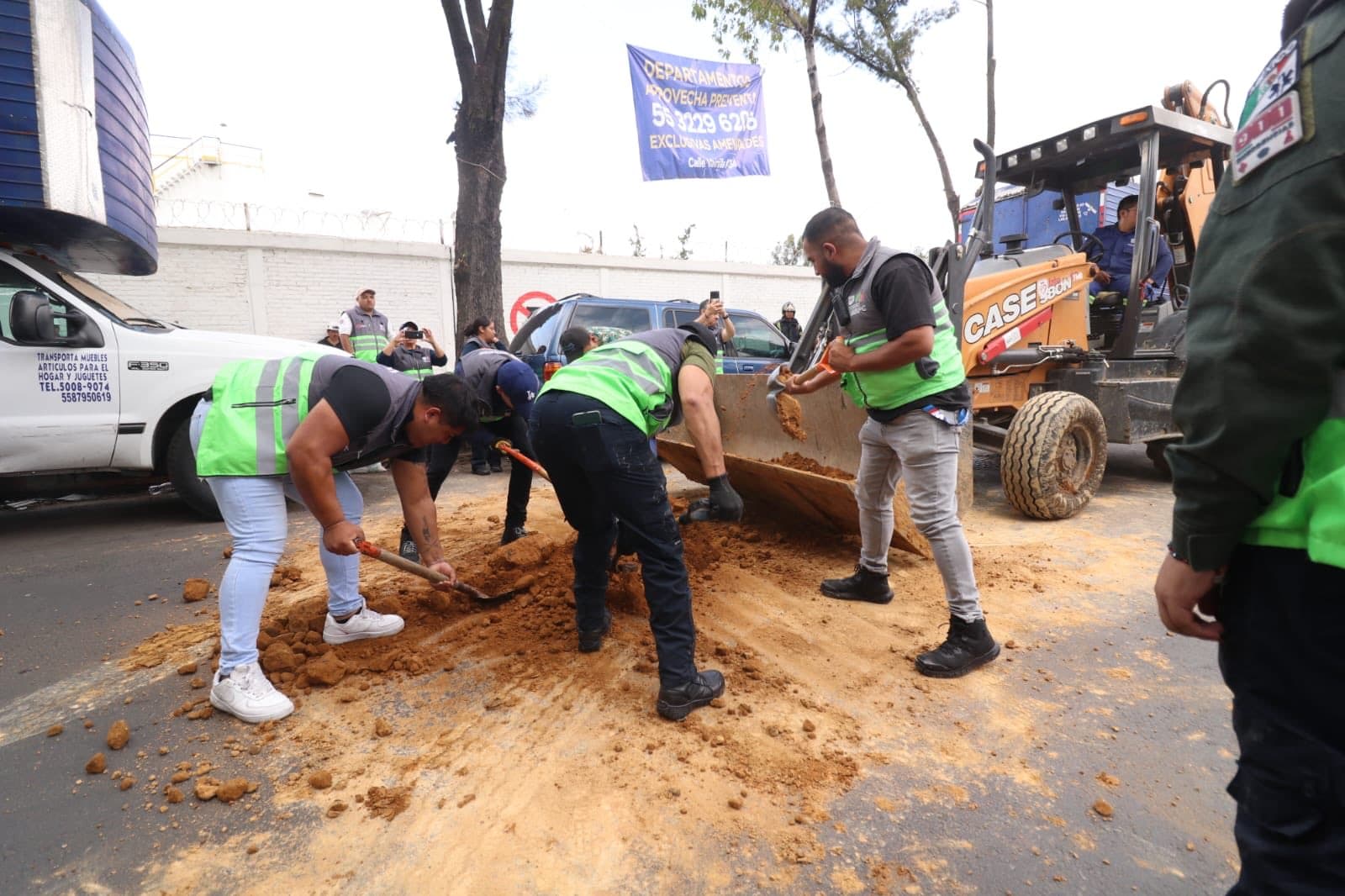 Servicios de emergencia atienden una presunta fuga de combustible en Iztacalco