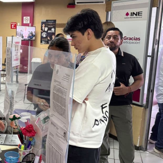 Gilberto Mora Causa Sensación en Módulo del INE en Tijuana tras Cumplir 18 Años