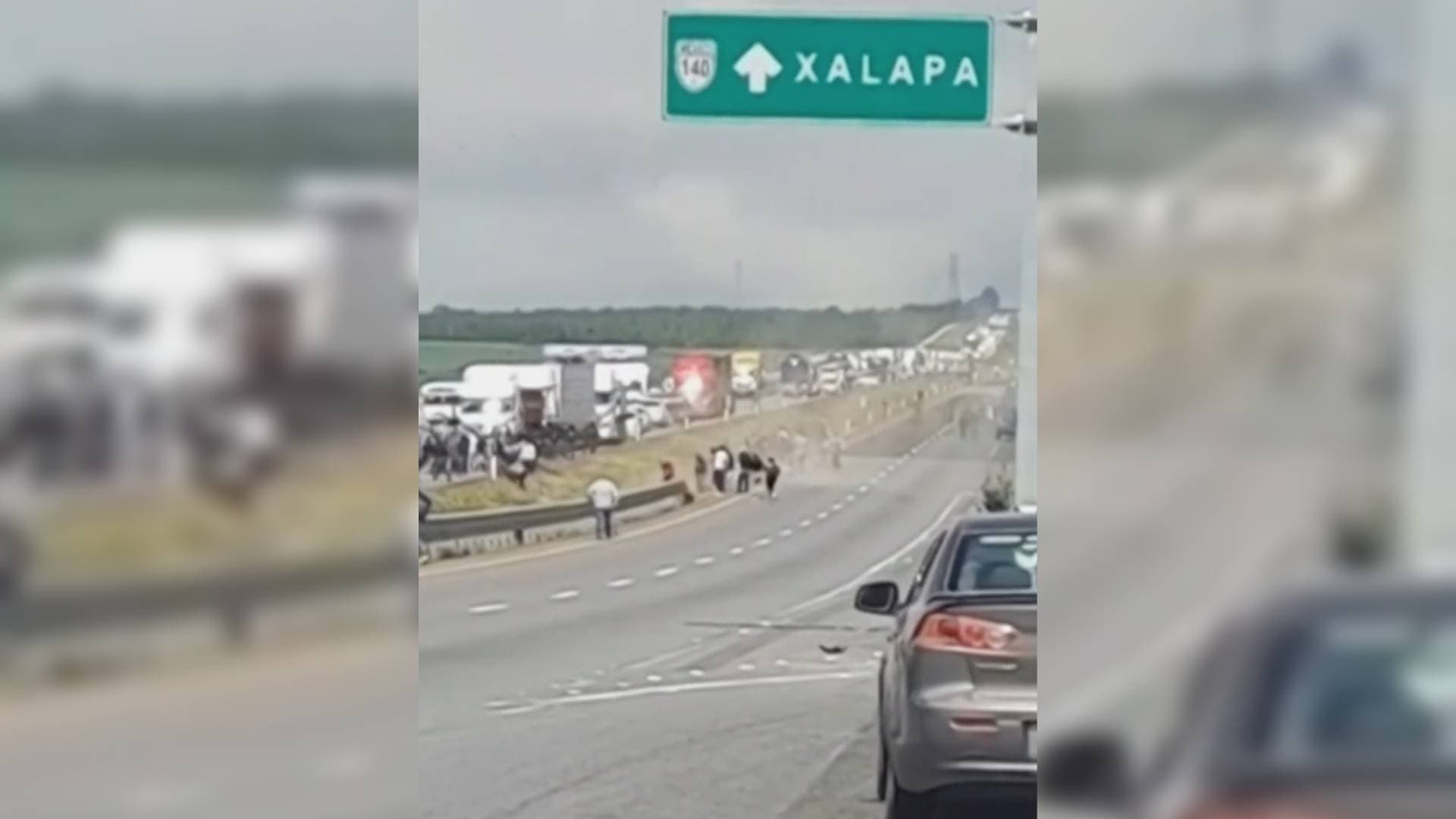 Elementos Antimotines Desalojan a Manifestantes en Autopista Xalapa-Perote