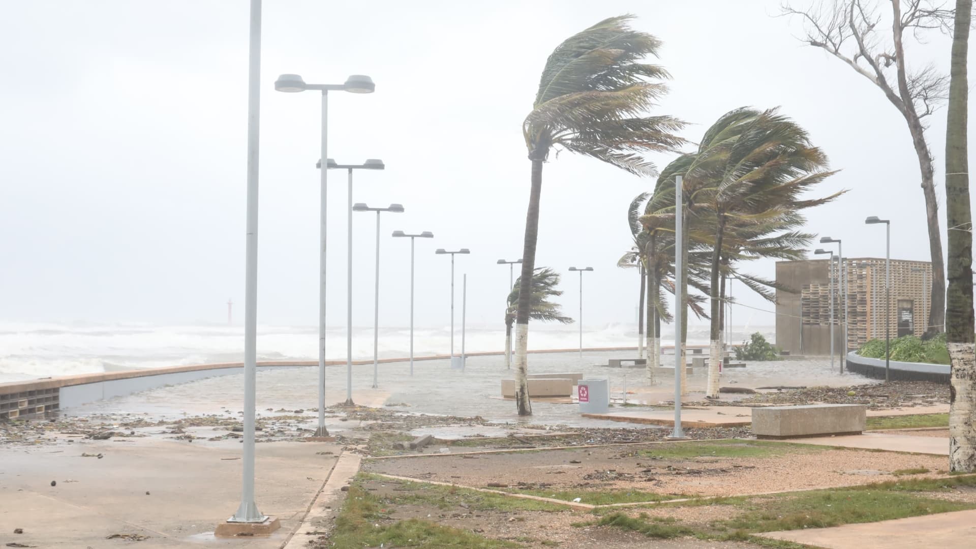 Habitantes Acuden a Refugio Temporal por Frente Frío al Sur de Veracruz