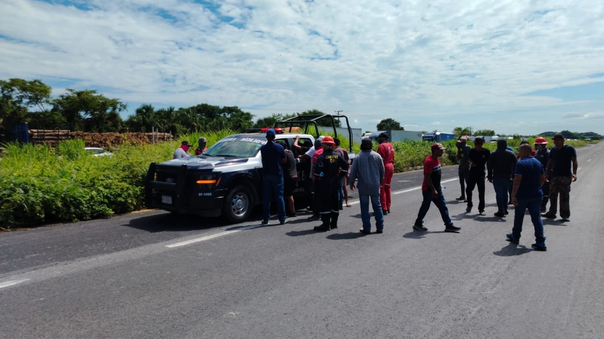 Habitantes de Tierra Blanca Bloquean Autopista La Tinaja-Cosamalopan