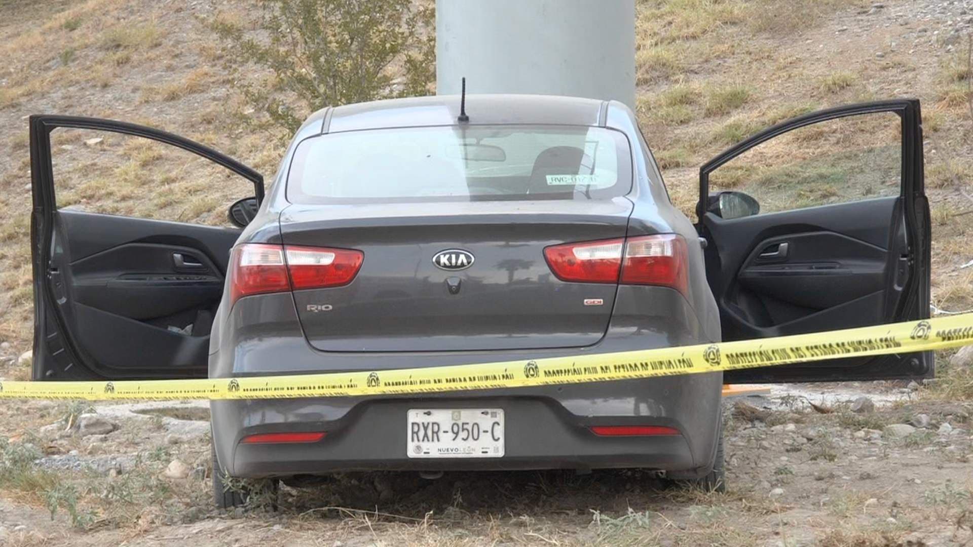 Hombre muere en su carro