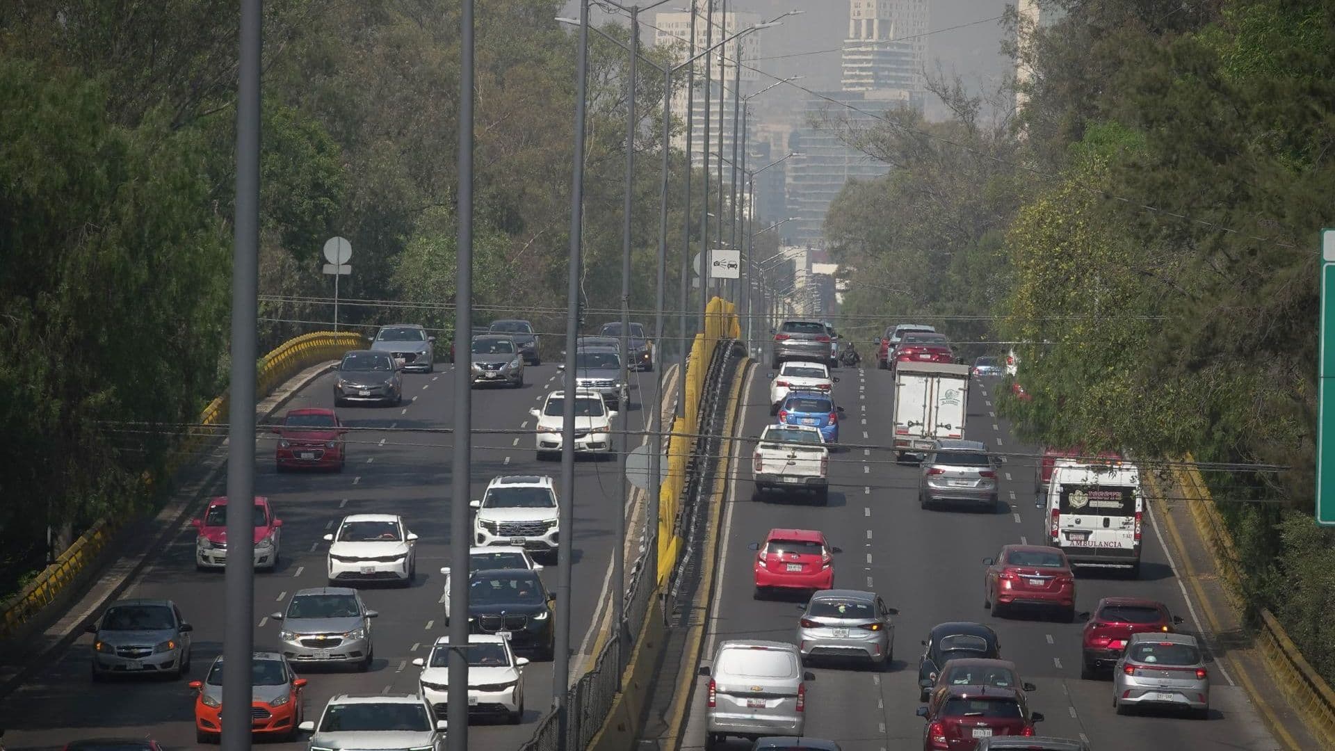Carros avanzan en avenidas pese a Hoy No Circula Sabatino en CDMX y Edomex.