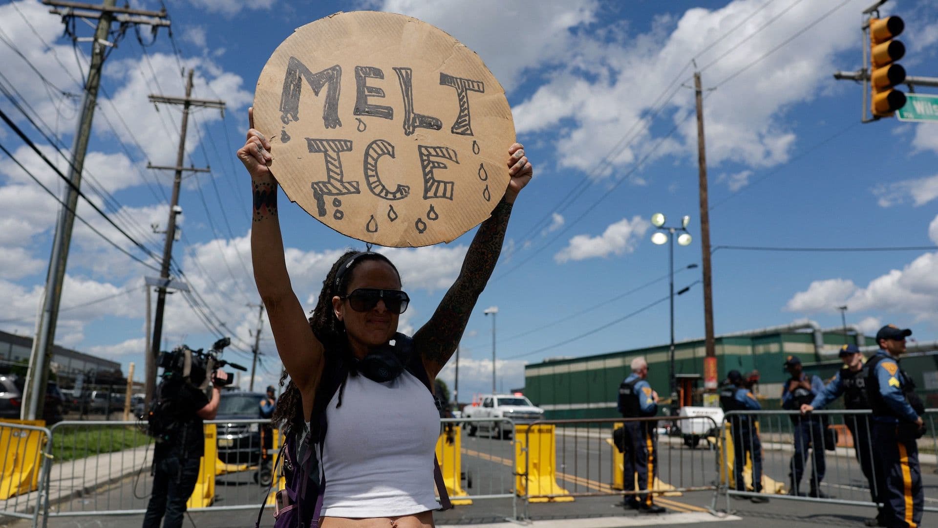 Manifestante contra ICE en Newark, Nueva Jersey