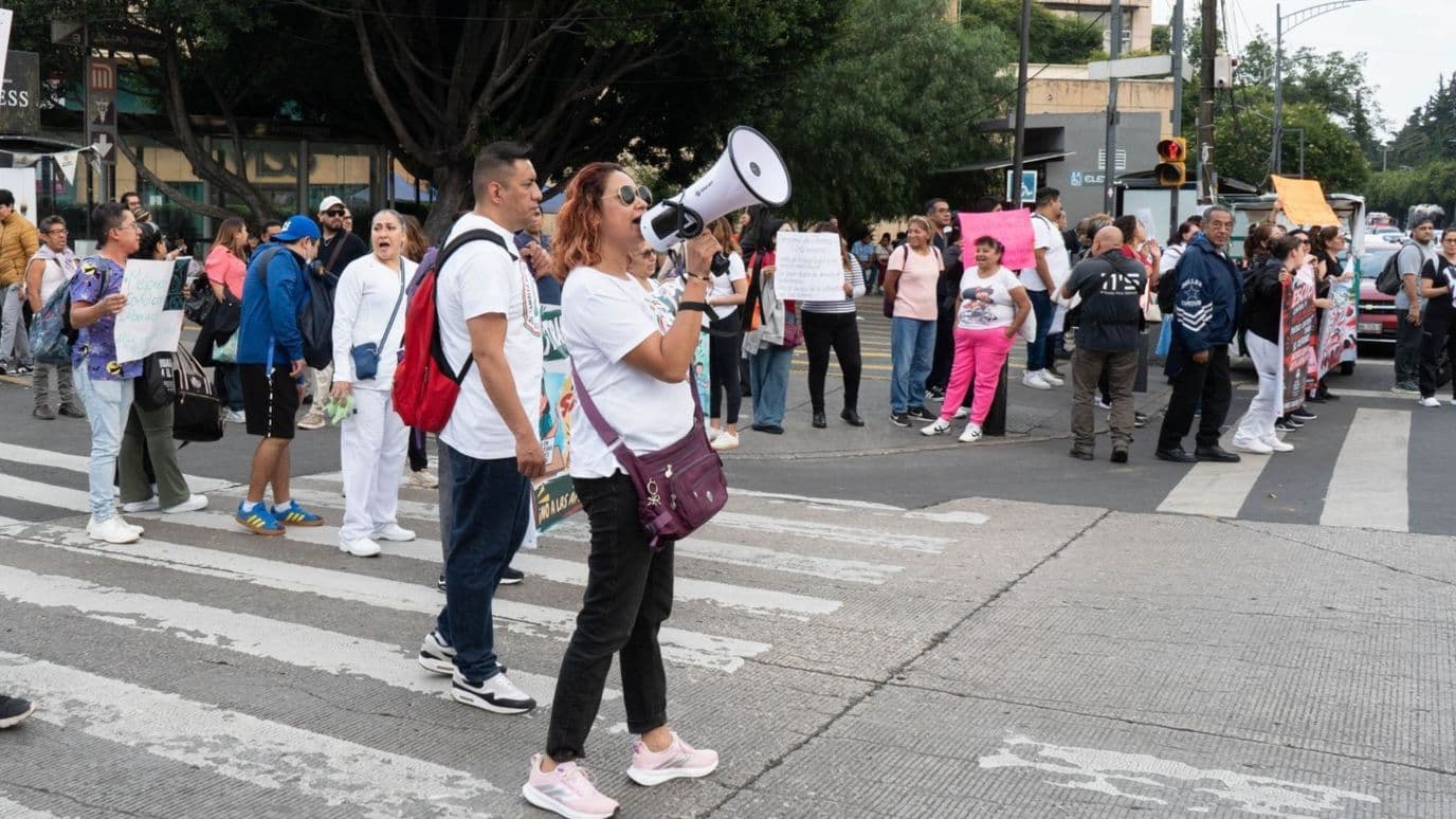 Manifestación de trabajadores del IMSS frente al Centro Médico Nacional Siglo XXI