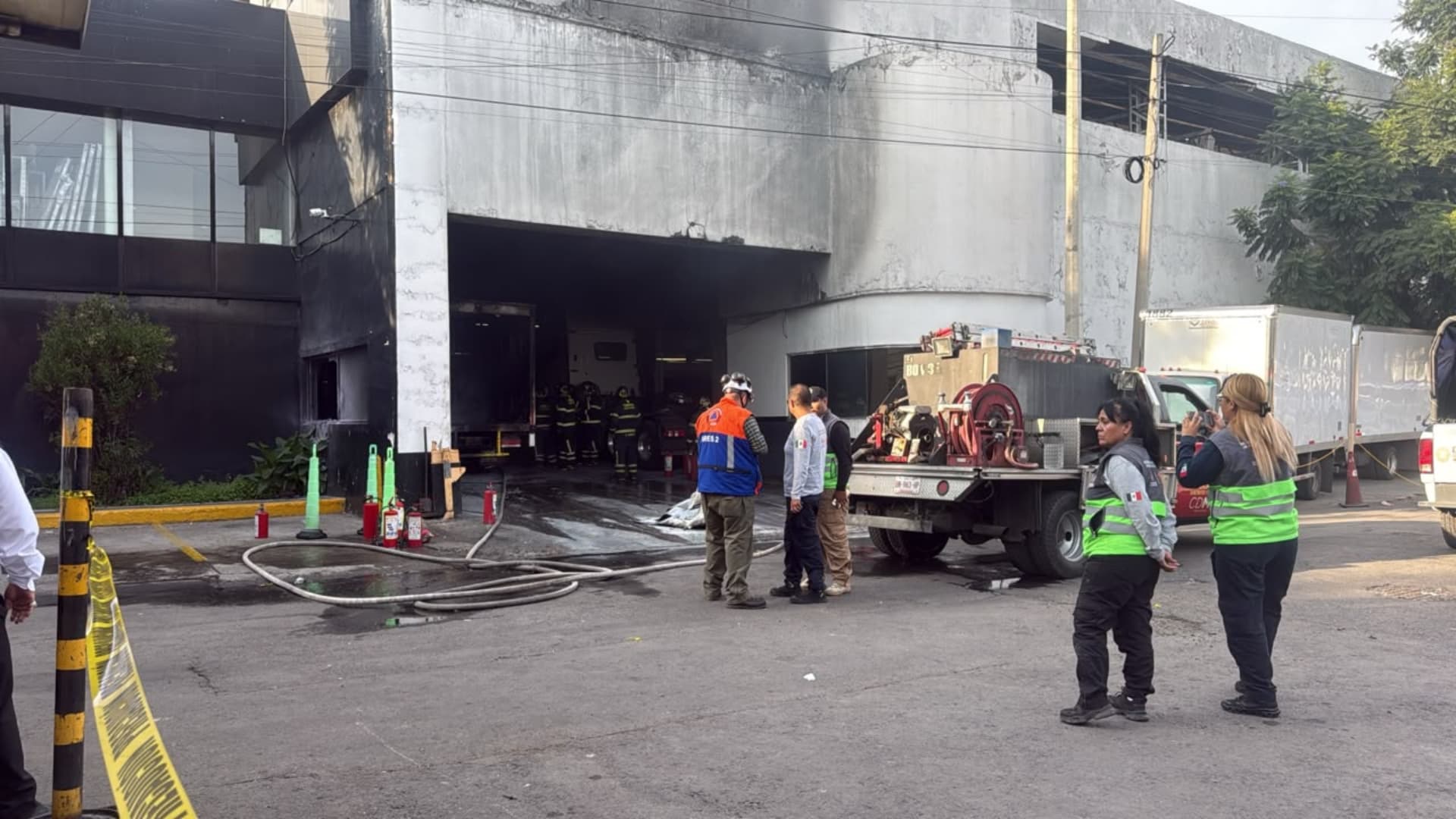 Elementos de emergencia laboran en la colonia Industrial Vallejo