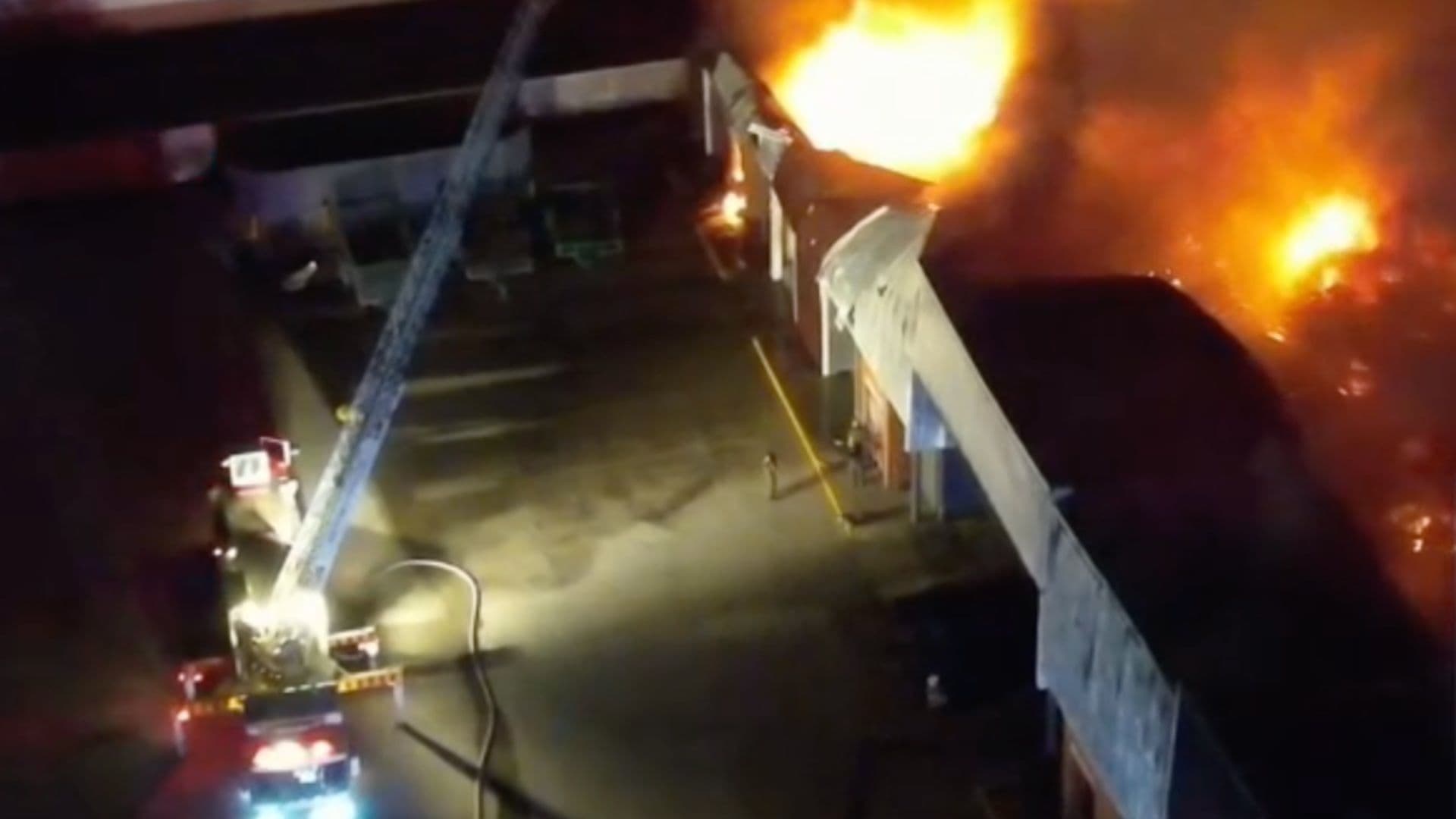Fuego consume dos bodegas con plástico y cartón en parque industrial de Bahía de Kino