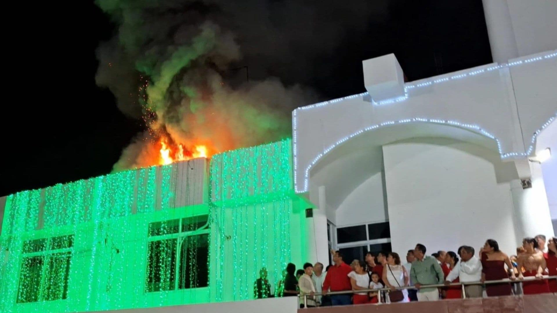 Fuego en el Palacio Municipal de Álamo Movilizó a Bomberos Durante el Grito