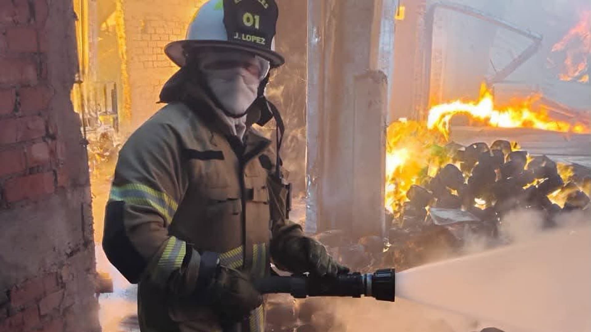 Bombero combate incendio en fábrica de Morelia. Foto: Facebook @pcmichoacan