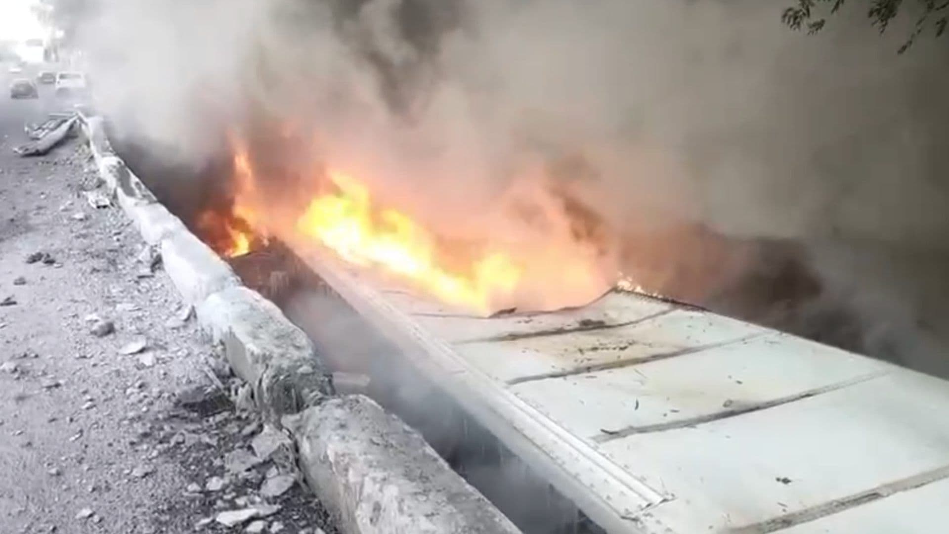Volcadura e Incendio de Tráiler Provoca Cierre Parcial en la Carretera Nacional en Santiago, NL