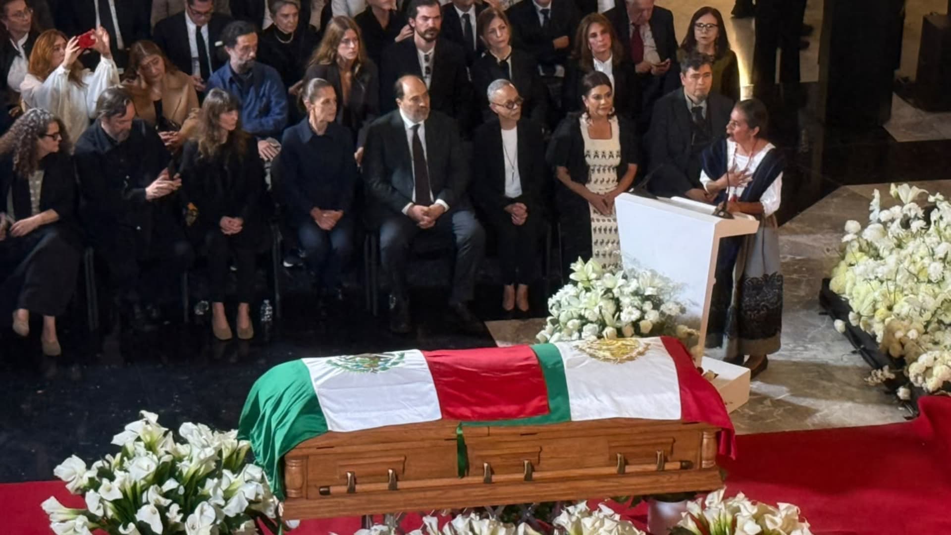 Mujer indígena dio una palabras de despedida a Cuauhtémoc Cárdenas en el Palacio de Bellas Artes. Foto: N+