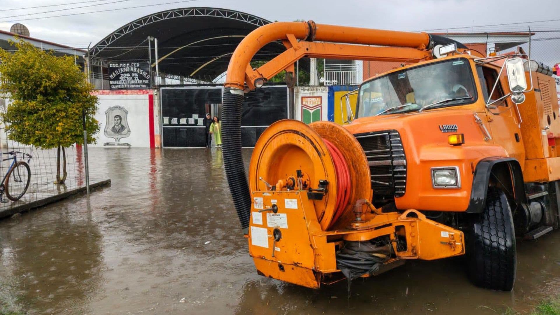 Alumnos Quedan Atrapados durante Inundación de Escuela en Coronango, Puebla