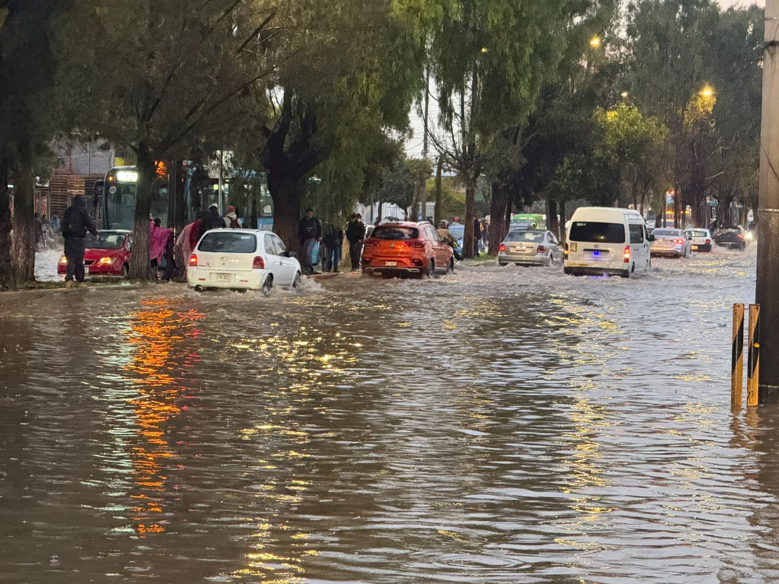 La avenida López Portillo fue una de las más afectadas por las inundaciones