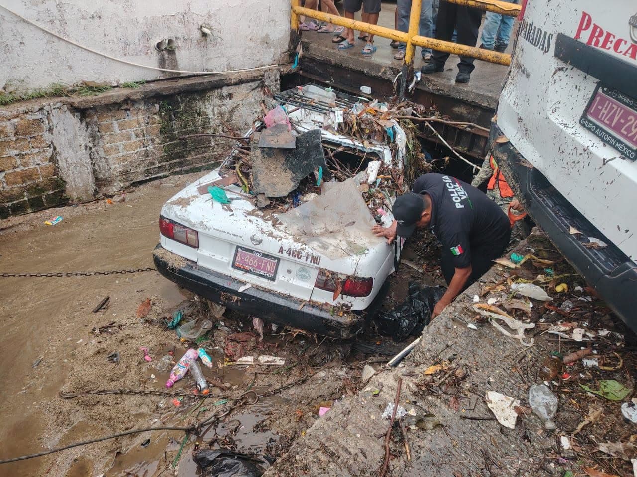 Los autos quedaron atrapados entre basura y lodo