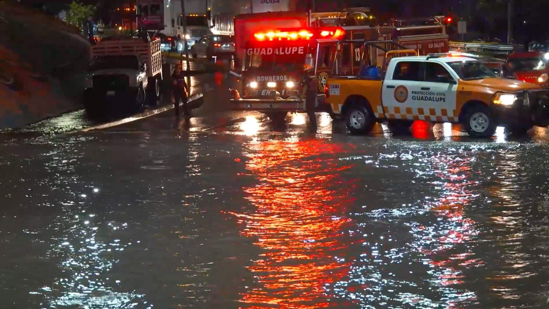 Lluvias Colapsan Vialidad y Dejan Autos Varados en Avenidas de Guadalupe, Nuevo León