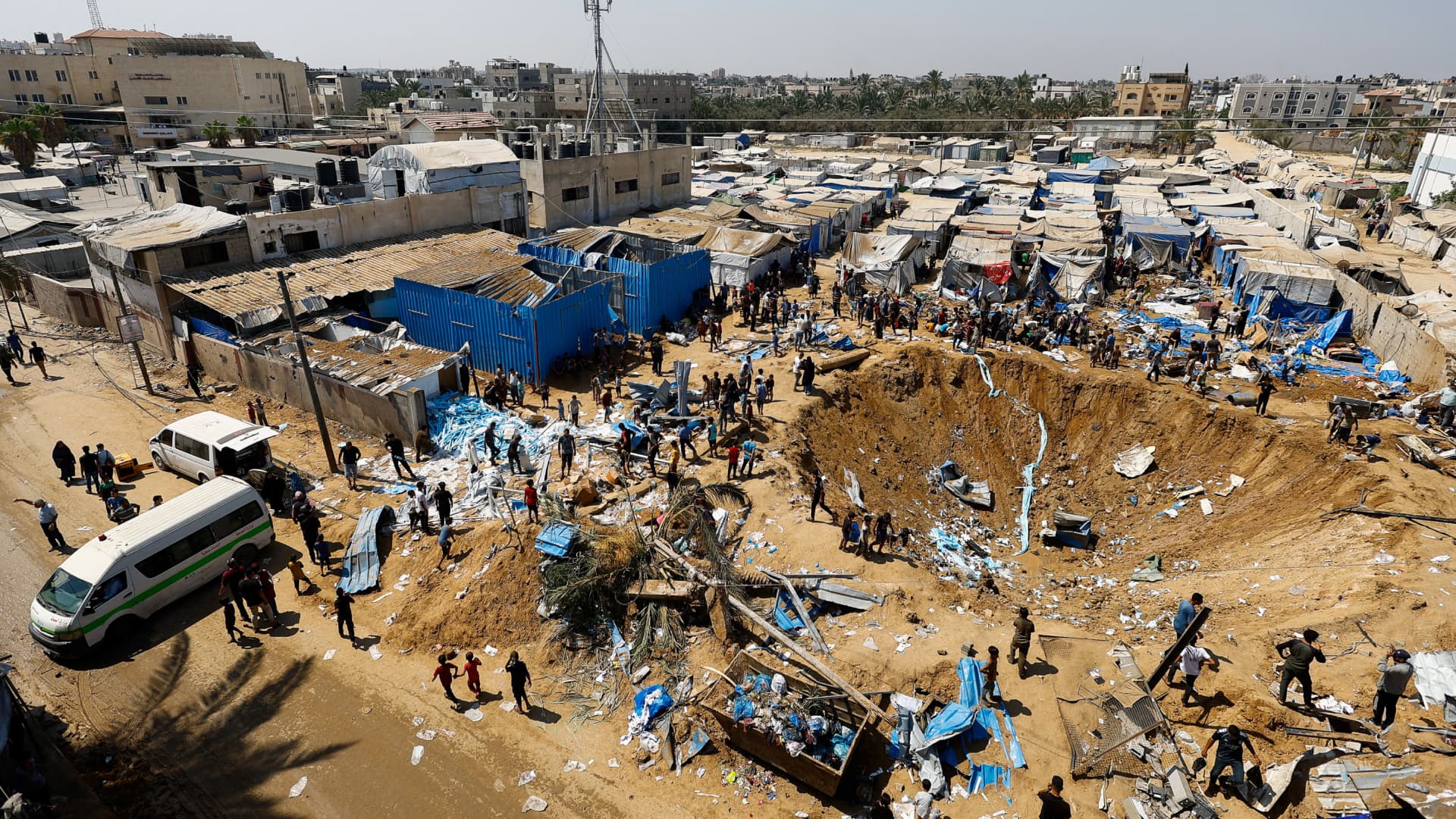 Israel Causa Un Cráter Gigante Tras Un Ataque a un Campamento de Refugiados en Gaza