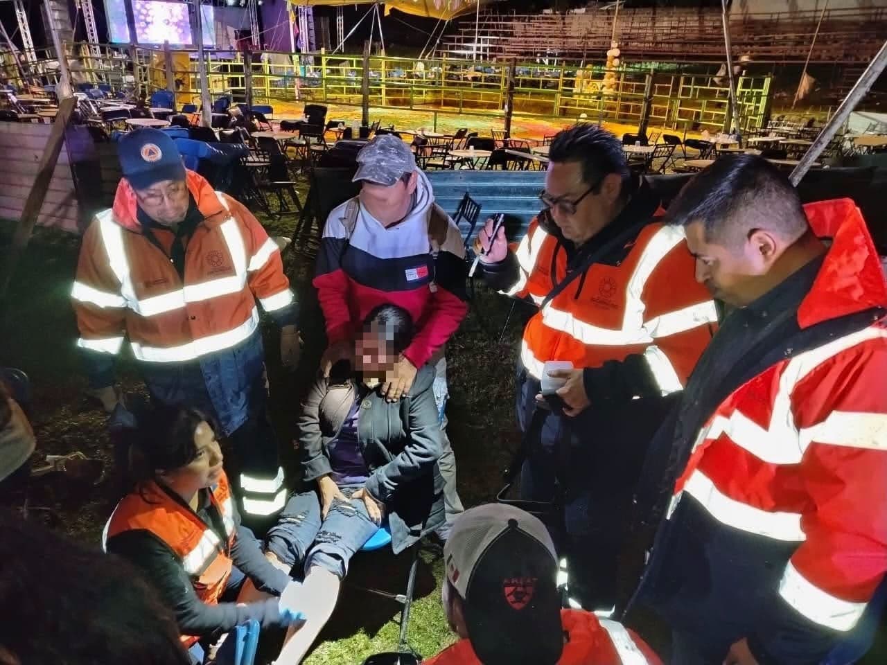Personal del ERUM atiende a lesionados por la caida de gradas en jaripeo en Xochimilco